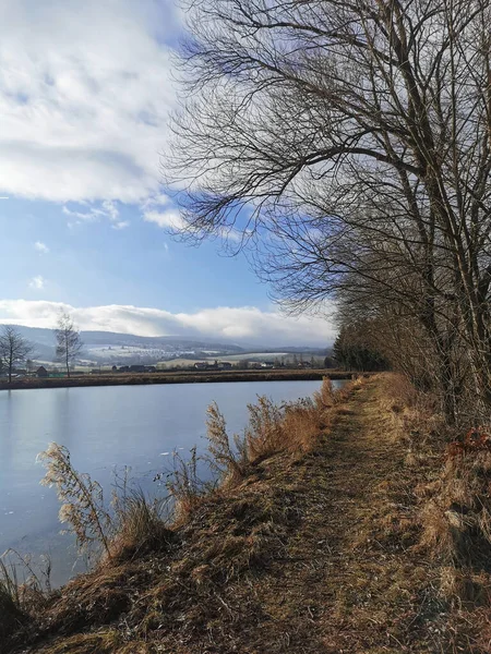 背景に川や湖がある美しい風景は — ストック写真