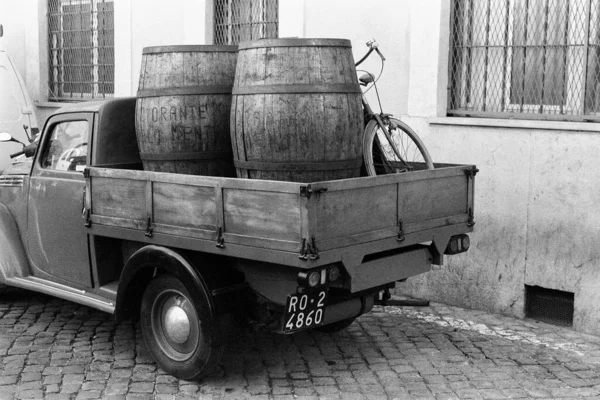 Vieille Voiture Vintage Avec Barils — Photo