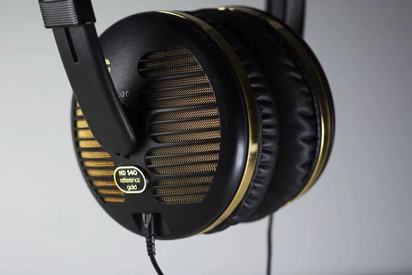 Headphone Hitam Pada Latar Belakang Putih — Stok Foto