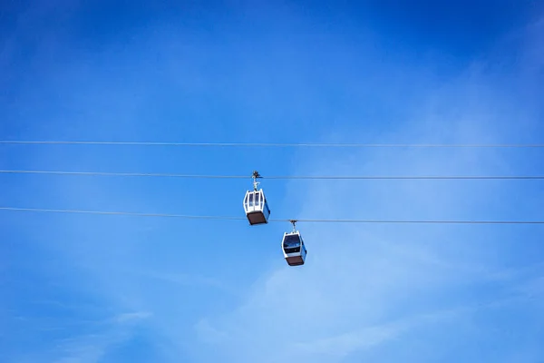 Impianti Risalita Sul Cielo Blu — Foto Stock