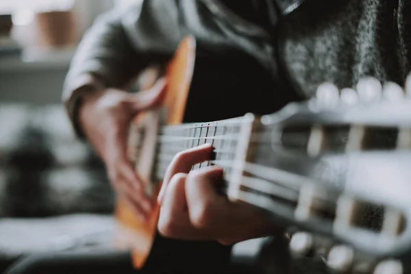 Zbliżenie Człowieka Grającego Gitarze — Zdjęcie stockowe
