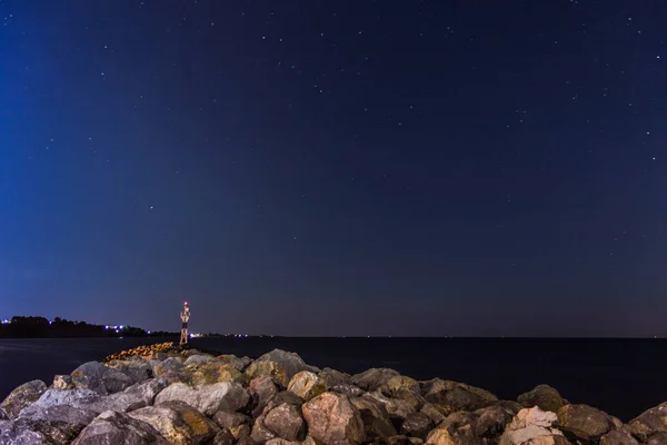 Schöner Nachthimmel Mit Einem Leuchtturm — Stockfoto