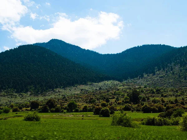 Dağları Mavi Gökyüzü Olan Güzel Bir Manzara — Stok fotoğraf