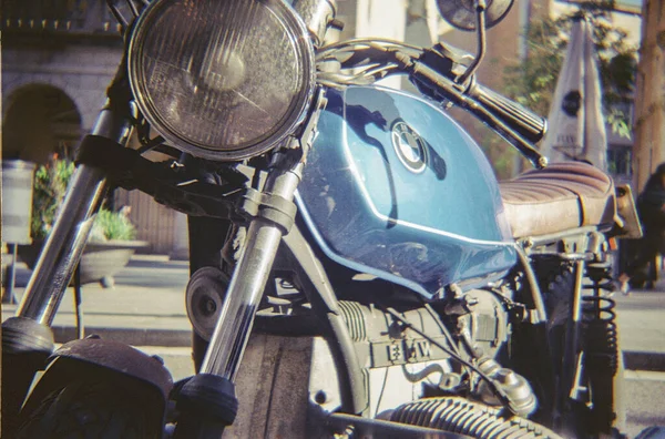 Vintage Μοτοσικλέτα Σταθμευμένο Στο Δρόμο — Φωτογραφία Αρχείου