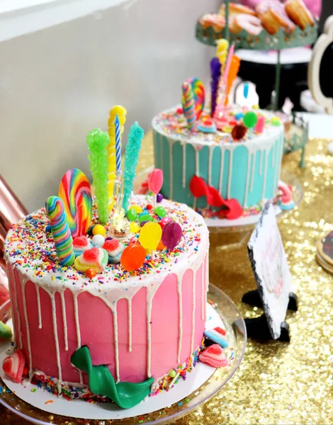 Pastel Cumpleaños Con Chispas Colores Dulces — Foto de Stock
