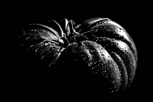 一张美丽的新鲜成熟的红苹果的黑白照片 — 图库照片