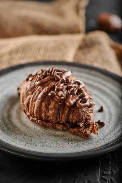 Pastel Chocolate Con Caramelo Nueces Plato —  Fotos de Stock