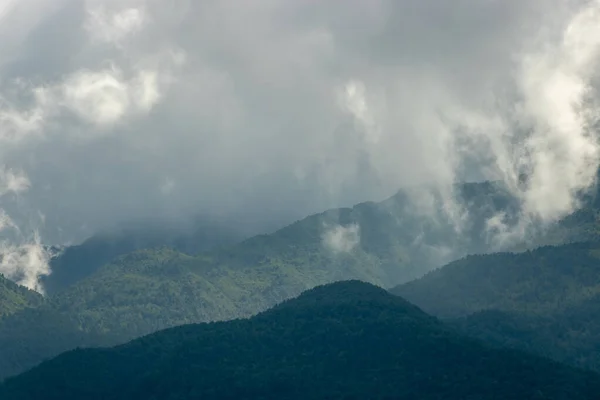Piękny Krajobraz Górami Chmurami — Zdjęcie stockowe