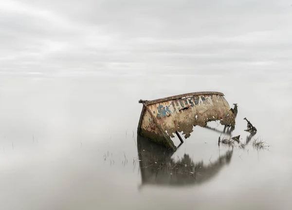 Nehirde Bir Balıkçı Teknesi — Stok fotoğraf