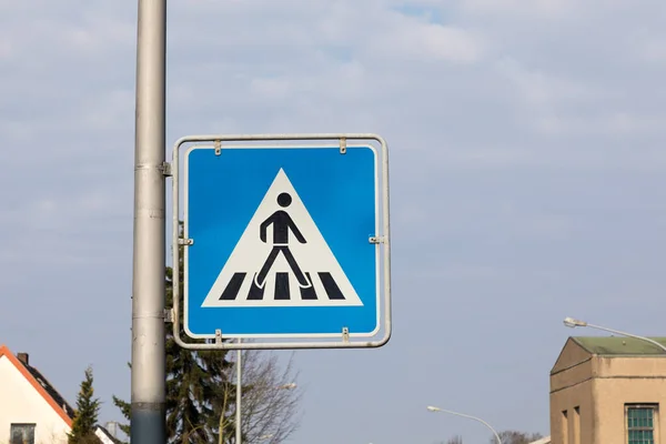 Дорожный Знак Голубым Небом — стоковое фото