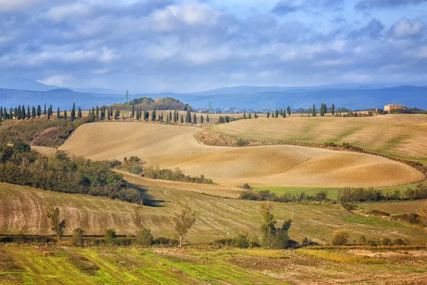 Prachtig Landschap Met Een Veld Van Groene Heuvels Een Bewolkte — Stockfoto