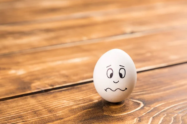 Tahta Arka Planda Gülümseyen Yüzü Olan Yumurta — Stok fotoğraf