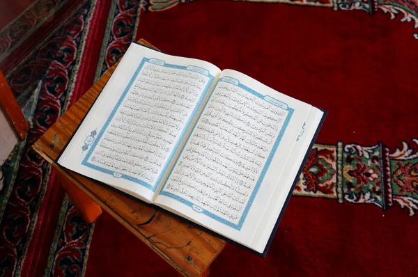 Heiliger Quran Auf Der Bibel — Stockfoto