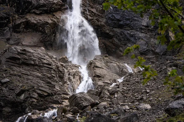 Dağlarda Güzel Bir Şelale — Stok fotoğraf