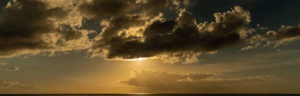 Schöner Sonnenuntergang Über Dem Meer — Stockfoto