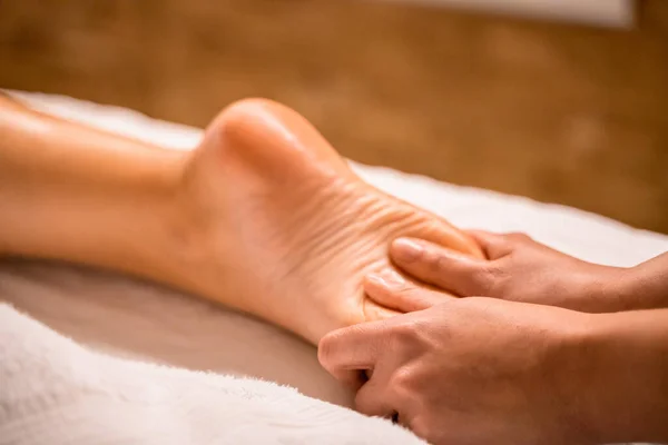 Vrouw Ontvangen Van Massage Spa Salon — Stockfoto