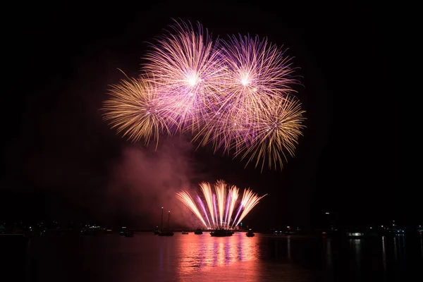 Schönes Buntes Feuerwerk Über Dem Meer — Stockfoto