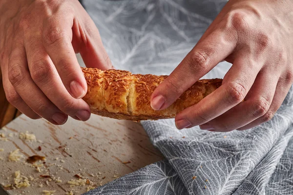 Pão Caseiro Com Pedaço Recém Assado — Fotografia de Stock