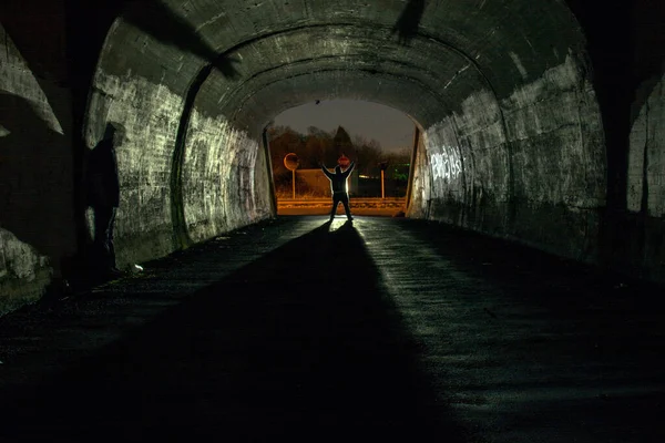 Człowiek Tunelu Latarnią — Zdjęcie stockowe
