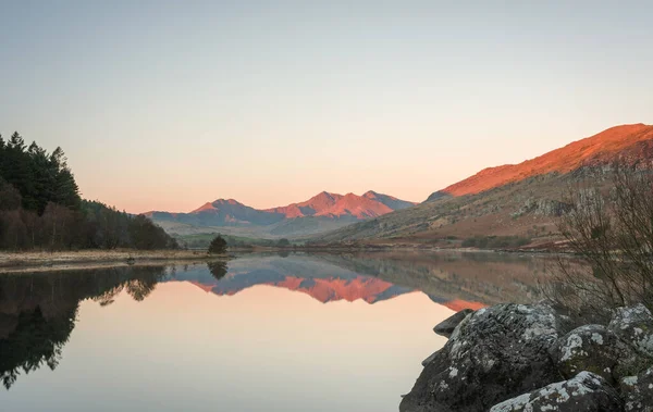 Hermoso Atardecer Sobre Lago — Foto de Stock