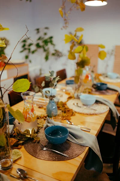 漂亮的婚宴桌上摆满了鲜花和蜡烛 — 图库照片