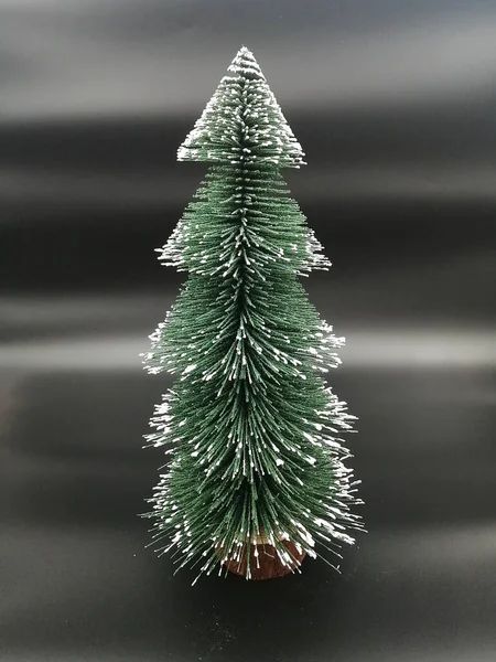 Árbol Navidad Con Nieve Sobre Fondo Negro —  Fotos de Stock