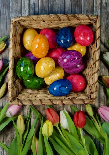 Пасхальные Яйца Тюльпаны Деревянном Фоне — стоковое фото