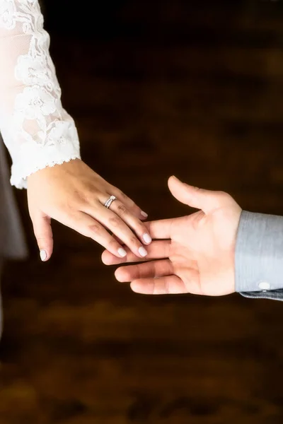 Χέρια Της Νύφης Και Του Γαμπρού Στο Φόντο Της Γαμήλιας — Φωτογραφία Αρχείου