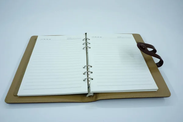 Caderno Aberto Com Uma Caneta Fundo Branco — Fotografia de Stock