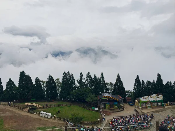 Menschen Blicken Vom Gipfel Auf Wolkenverhangene Berge — Stockfoto