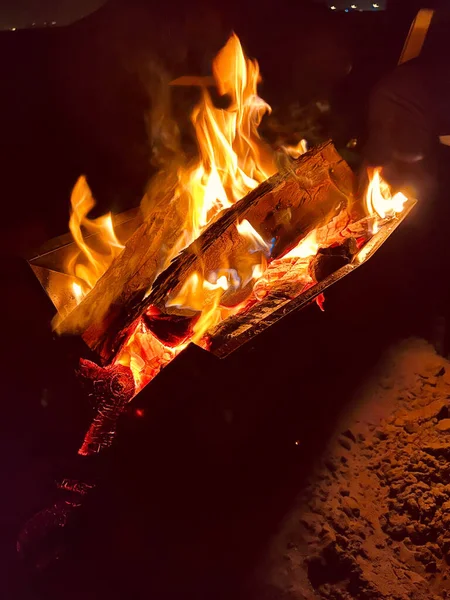 在壁炉里生火 — 图库照片