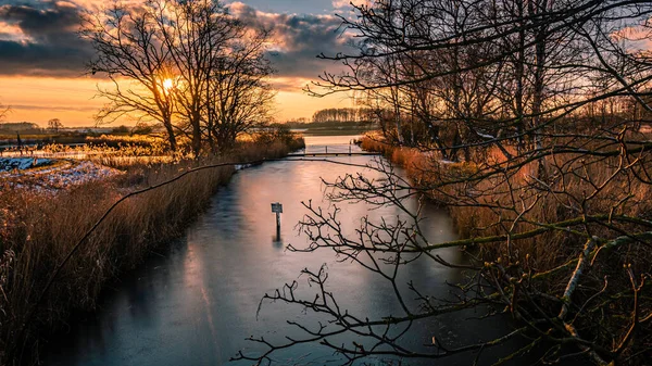 Schöner Sonnenuntergang Über Dem Fluss — Stockfoto