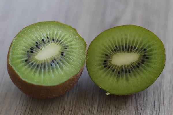 Kiwifrüchte Auf Einem Hölzernen Hintergrund — Stockfoto