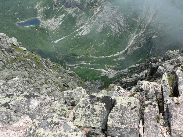 Vackert Bergslandskap Med Grönt Gräs Och Blå Himmel — Stockfoto