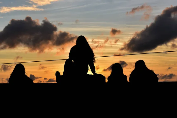 Silhouette Homme Une Femme Sur Plage — Photo