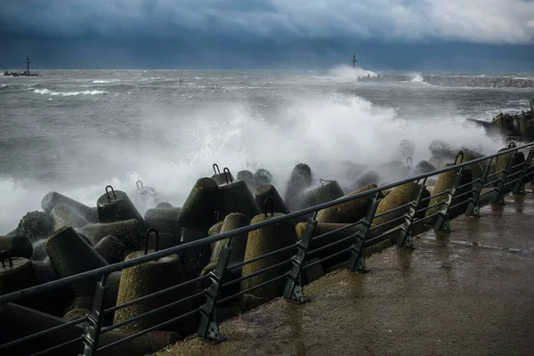 Κύματα Που Συντρίβονται Στη Θάλασσα — Φωτογραφία Αρχείου
