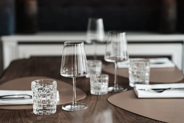 桌子摆设 空白的白色盘子和木制背景的玻璃杯 — 图库照片