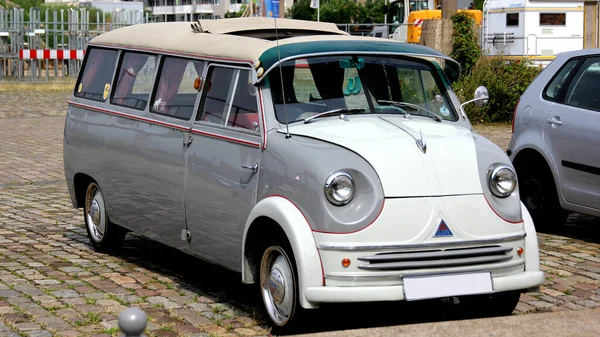 Alter Oldtimer Mit Einem Rot Weißen — Stockfoto