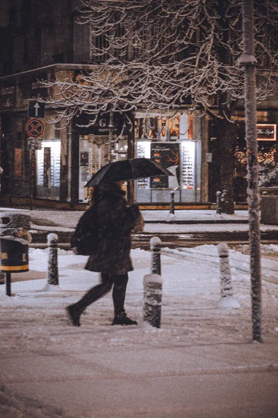 Mujer Joven Ropa Invierno Caminando Por Ciudad — Foto de Stock