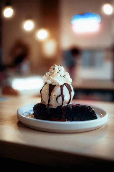 Κέικ Σοκολάτας Κρέμα Και Πάγο — Φωτογραφία Αρχείου