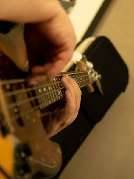 Homem Tocando Guitarra Com Uma Banda Madeira — Fotografia de Stock