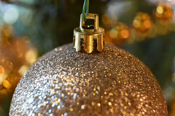 배경에 나무에 크리스마스 클로즈업 — 스톡 사진
