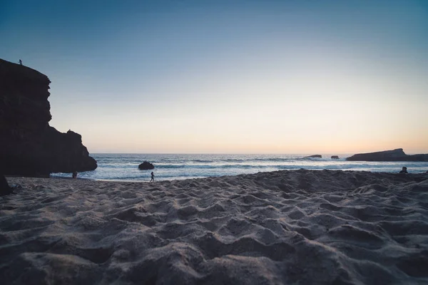 Een Man Loopt Het Strand Bij Zonsondergang — Stockfoto
