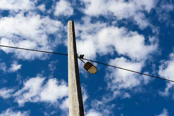 Elektrický Pól Pozadí Modré Oblohy Mraky — Stock fotografie