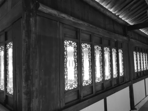 市内の古い木造の窓 — ストック写真