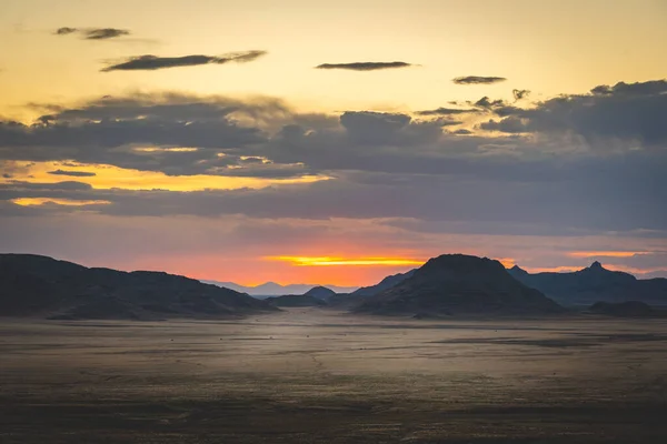 Захід Сонця Над Горами — стокове фото