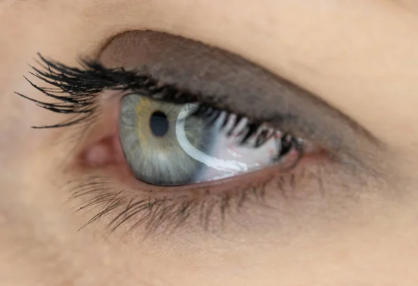 Zbliżenie Kobiecego Oka Niebieskimi Oczami — Zdjęcie stockowe