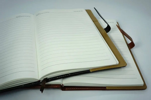 Σημειωματάριο Και Στυλό Λευκό Φόντο — Φωτογραφία Αρχείου