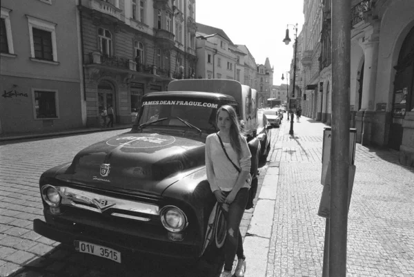 Velho Carro Retro Rua Cidade — Fotografia de Stock