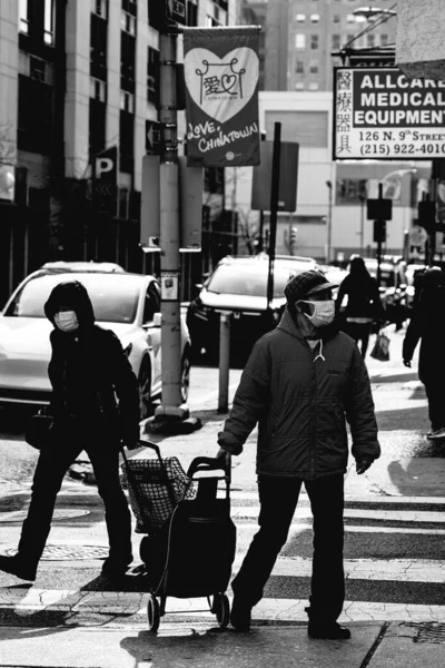 Zwart Wit Foto Van Mensen Een Straat — Stockfoto